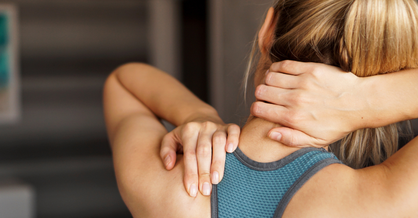 Asmuo masažuoja kaklą po treniruotės