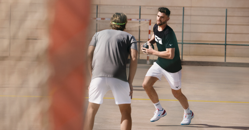 Du vyrukai žaisdami rankinį lauke