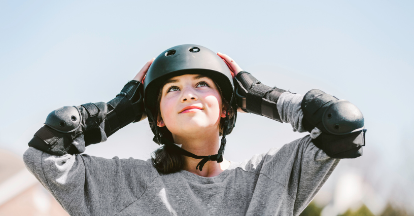 Žmogus dėvi riedetinį šalmą ir apsaugas ant alkūnių