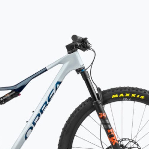 Orbea Oiz M20 2023 halo silver/blue carbon view kalnų dviratis