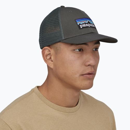 Kepuraitė su snapeliu Patagonia P-6 Logo LoPro Trucker forge grey