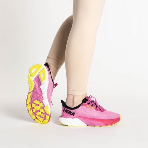 Moteriški bėgimo bateliai HOKA Arahi 6 strawberry/black