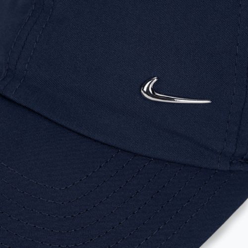 Kepuraitė su snapeliu Nike Dri-Fit Club Unstructured Metal Swoosh midnight navy/metallic silver