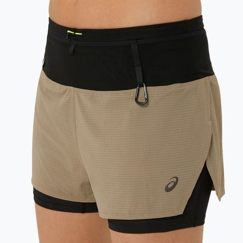 Moteriški bėgimo šortai ASICS Fujitrail 2-N-1 pepper / performance black