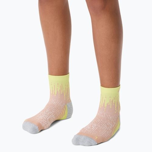 Kojinės ASICS Performance Run Quarter neutral pink/huddle yellow