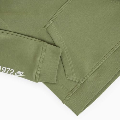 Nike Sportswear Standard Issue alyvos spalvos žalias vaikiškas džemperis