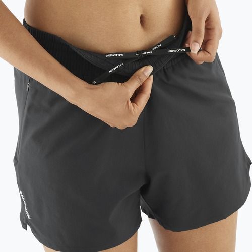 Moteriški bėgimo šortai Salomon SHAKEout Core 4" deep black