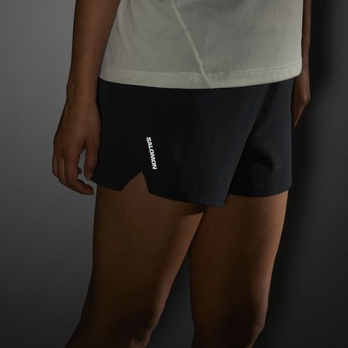Moteriški bėgimo šortai Salomon SHAKEout Core 4" deep black