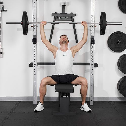 Sieninis treniruočių stovas TREXO Mercury su suoliuku ir lentyna diskams juodas