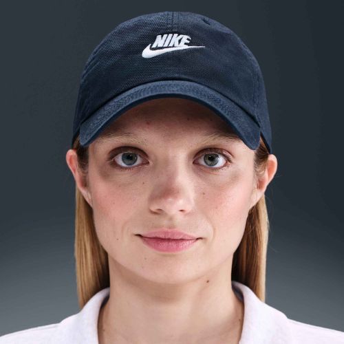 Nike Club Unstructured Futura Wash obsidiano/baltos spalvos beisbolo kepuraitė