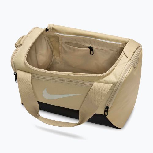 Nike Brasilia 9.5 Duffle 25 l dykumos chaki/juoda/juodos spalvos sporto krepšys