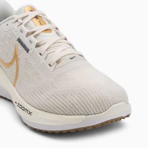 Moteriški bėgimo bateliai Nike Vomero 17 phantom/light bone/sail/metallic gold