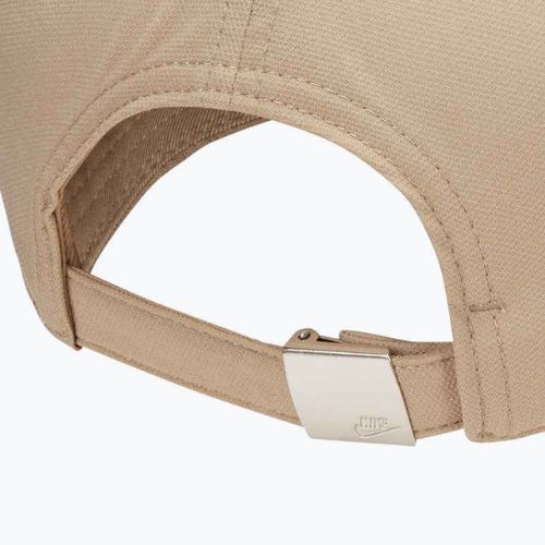 Kepurė su snapeliu Nike Dri-Fit Club khaki/metallic silver