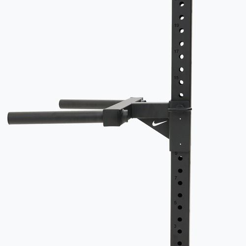 Porankiai prie treniruoklio komplekso Nike Strength Dip Station black