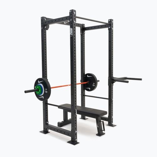 Porankiai prie treniruoklio komplekso Nike Strength Dip Station black