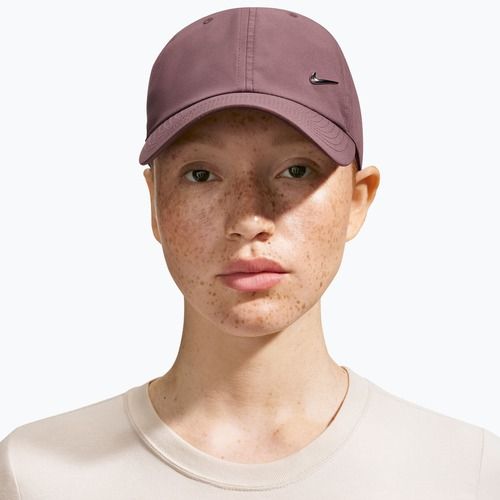 Kepurė su snapeliu Nike Dri-Fit Club Unstructured Metal Swoosh tattoo/metallic silver