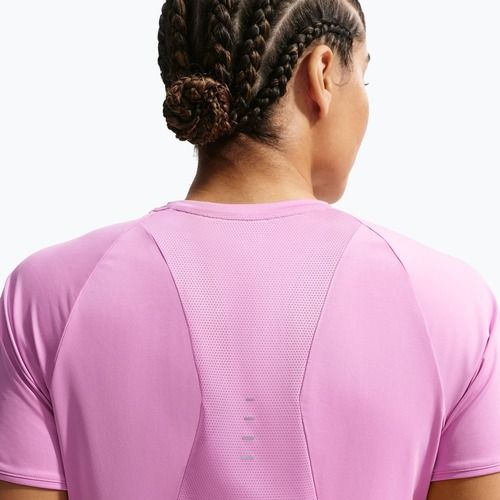 Moteriški bėgimo marškinėliai Nike Swift Dri-Fit light magenta