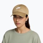 Kepurė su snapeliu Nike Club Unstructured Futura Wash parachute beige/white