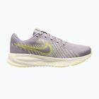Moteriški bėgimo batai Nike Run Defy silver lilac/sail/cream ii/fennel