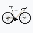 Orbea Orca M30 2025 dramblio kaulo spalvos baltas/burundy/vulkanas kelių dviratis
