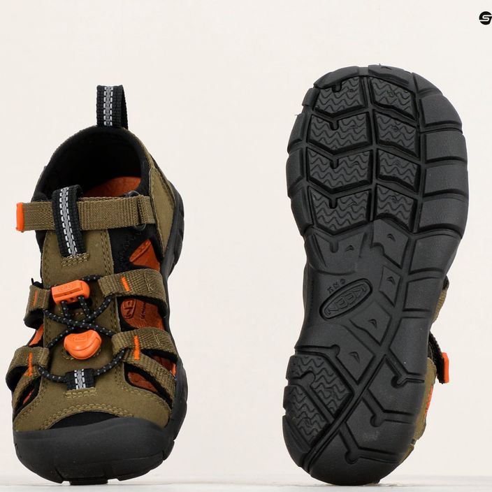 KEEN Seacamp II CNX tamsiai alyvuogių/auksinių liepsnų spalvos vaikiški sandalai 9