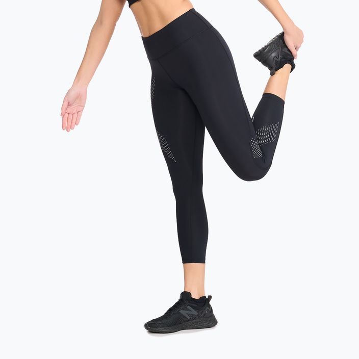 Moteriškos treniruočių kelnės 2XU Motion Mid-Rise Compression 7/8 juodos spalvos su taškuotu atspindinčiu logotipu 2