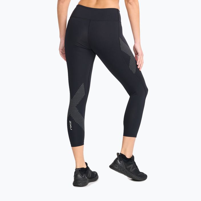 Moteriškos treniruočių kelnės 2XU Motion Mid-Rise Compression 7/8 juodos spalvos su taškuotu atspindinčiu logotipu 3