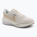 Moteriški bėgimo bateliai Nike Vomero 17 phantom/light bone/sail/metallic gold
