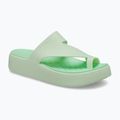 Moteriškos šlepetės per pirštą Crocs Getaway Platform Toe Loop jade tint 2