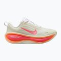 Moteriški bėgimo bateliai Nike Vomero Plus sail/white/orange pulse/hot lava