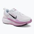 Moteriški bėgimo bateliai Nike Vomero 18 Wide balti/nuplautas alyvinis/šviesiai rožinis/juodas