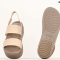 Moteriški "Crocs Brooklyn Met Low Wedge" metaliniai šampano spalvos sandalai 11