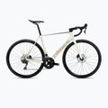 Orbea Orca M30 2025 dramblio kaulo spalvos baltas/burundy/vulkanas kelių dviratis
