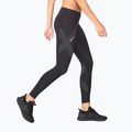 Moteriškos treniruočių tamprės 2XU Motion Mid-Rise Compression juodos spalvos su taškuotu atspindinčiu logotipu 2