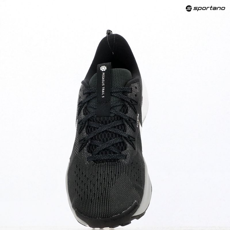 Moteriški bėgimo batai Nike Pegasus Trail 5 black / white / anthracite / wolf grey 15
