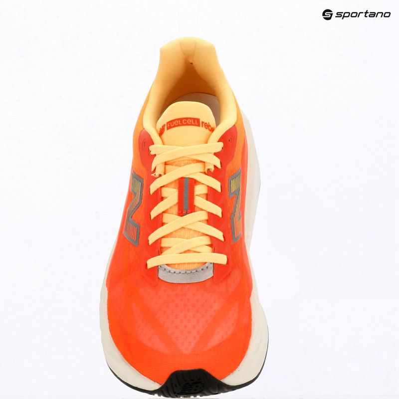 Moteriški bėgimo batai New Balance FuelCell Rebel V5 tangerine heat/silver metallic 9