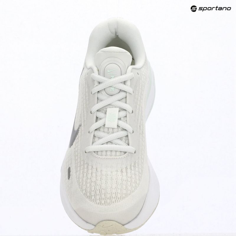Moteriški bėgimo batai Nike Journey Run summit white/metallic silver 15