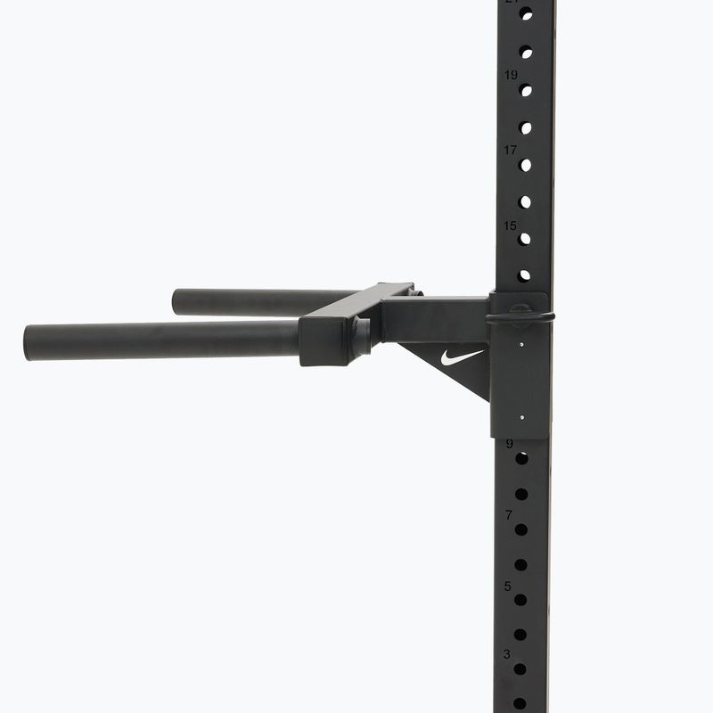 Porankiai prie treniruoklio komplekso Nike Strength Dip Station black 2