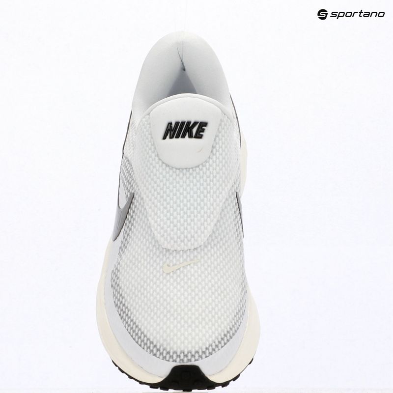 Moteriški bėgimo batai Nike Revolution 8 EasyOn white/sail/black/metallic silver 14