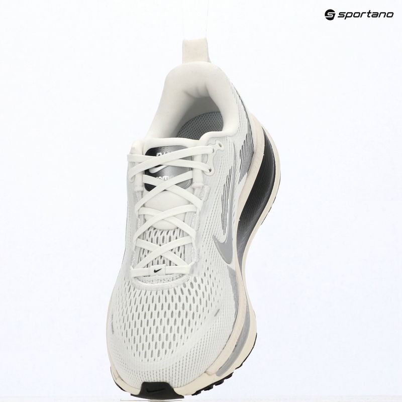 Moteriški bėgimo batai Nike Vomero 18 summit white/sail/metallic silver 16