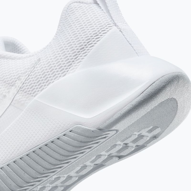Moteriški treniruočių batai Nike MC Trainer 3 white/photon dust/metallic platinum 8