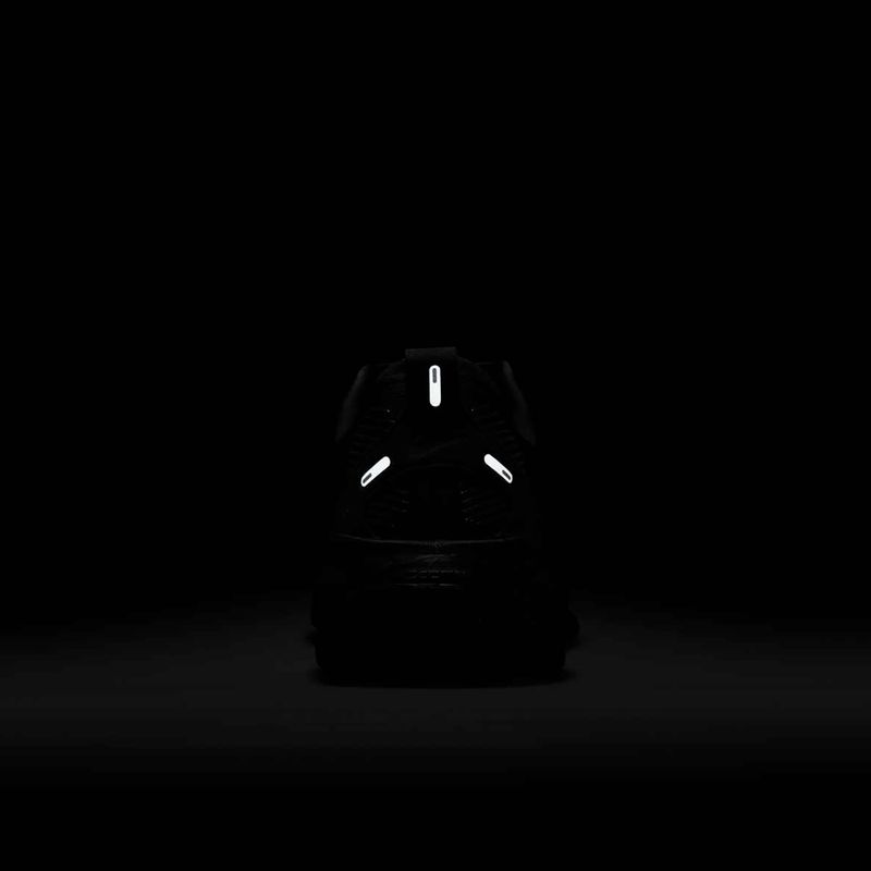 Moteriški bėgimo bateliai Nike Vomero 18 black/dark smoke grey/light smoke grey/black 8