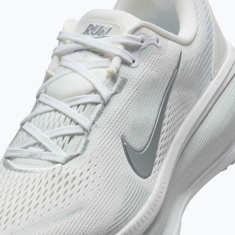 Moteriški bėgimo bateliai Nike Vomero 18 white/photon dust/metallic silver 11