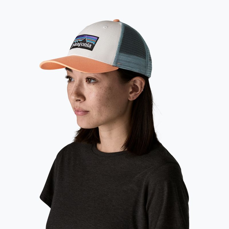 Kepurė su snapeliu Patagonia P-6 Logo LoPro Trucker white w/peach sherbet 2