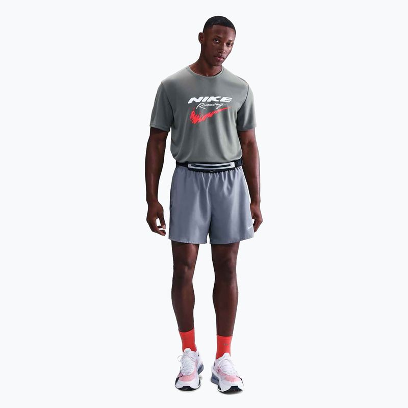 Vyriški bėgimo marškinėliai Nike Miler Dri-Fit UV smoke grey 2
