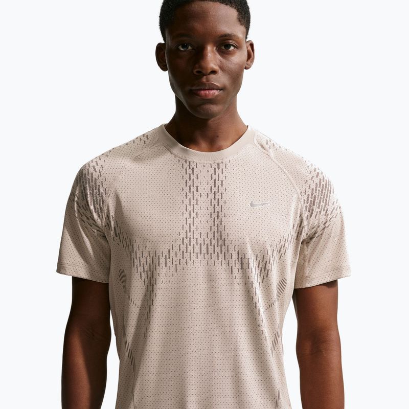 Vyriški bėgimo marškinėliai Nike Stride Dri-Fit ADV cream li/mink brown 2