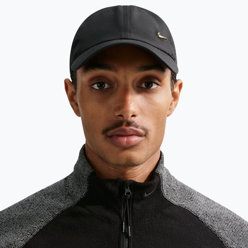 Kepurė su snapeliu Nike Dri-Fit Club Unstructured Metal Swoosh 2026 black/metallic gold 4