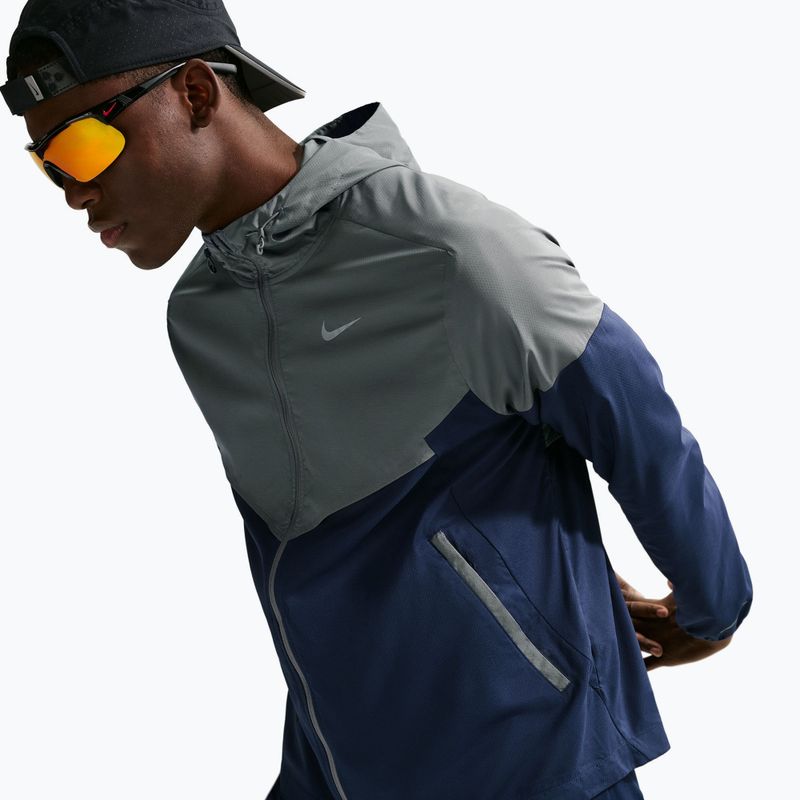 Vyriška bėgimo striukė Nike Impossibly Light Windrunner smoke grey/smoke grey/midnight navy 4