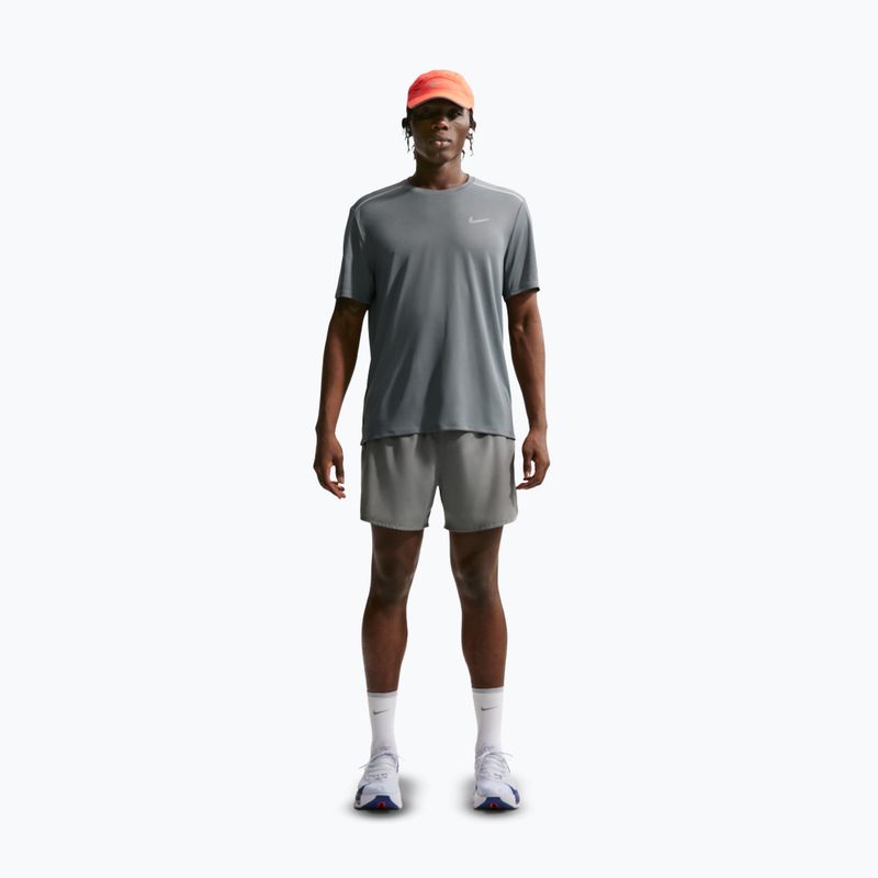 Vyriški bėgimo marškinėliai Nike Miler Dri-Fit UV smoke grey 2