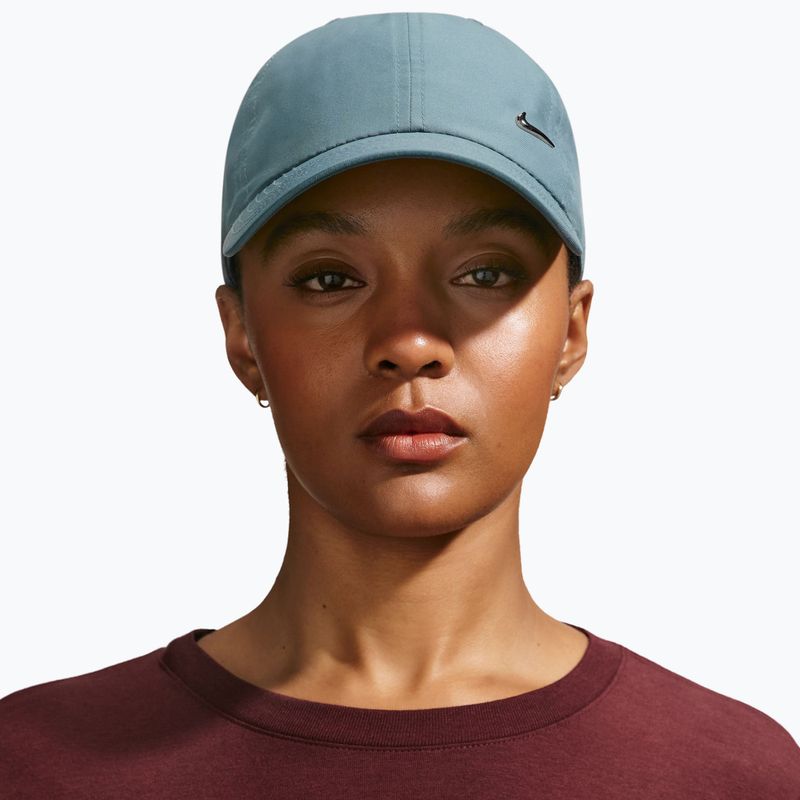 Kepurė su snapeliu Nike Dri-Fit Club Unstructured Metal Swoosh Mineral slate/metallic silver 3